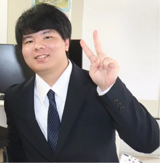笑顔でピースサインをする島田陽生さん