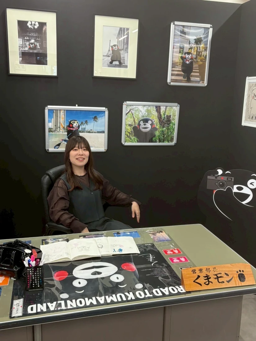 展示スペースで笑顔を見せる高橋萌香さん