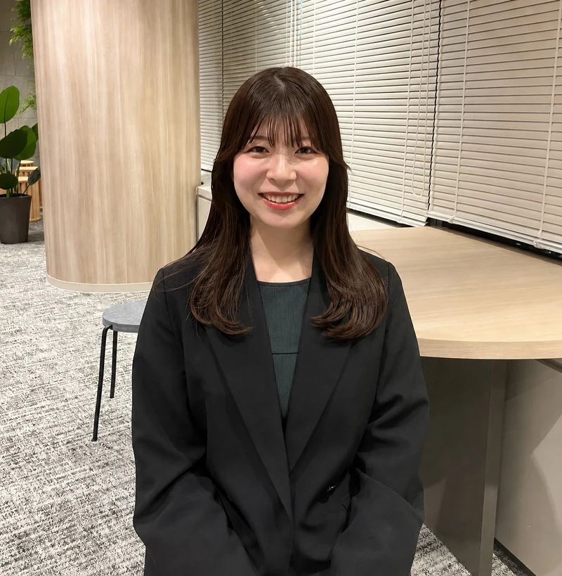 笑顔でインタビューに答える高橋萌香さん