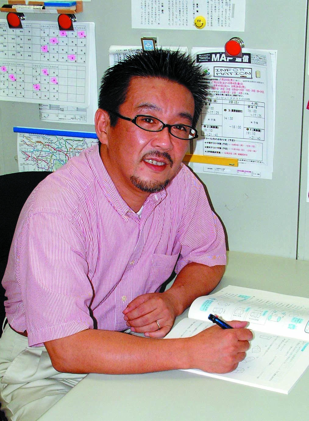 教材を開きながら指導する大嶋先生