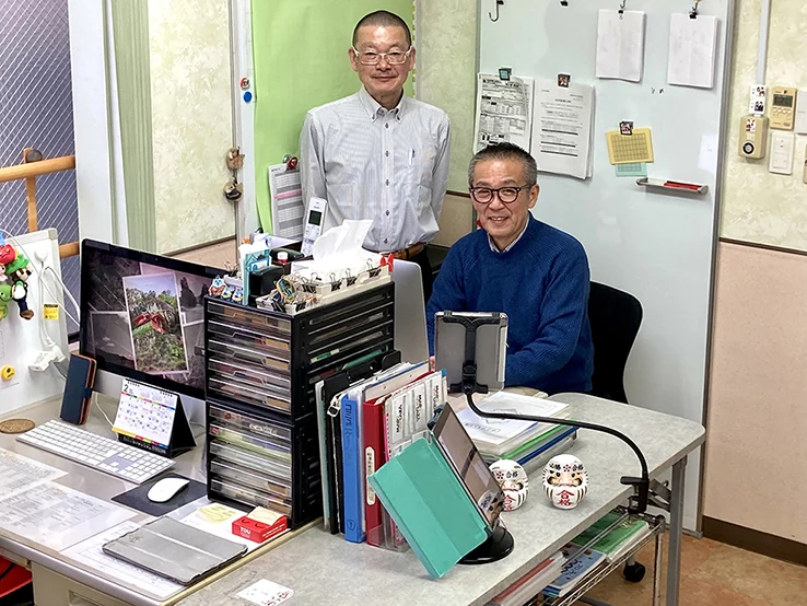 マップ教育センターの教室で並ぶ伊藤先生と大嶋先生